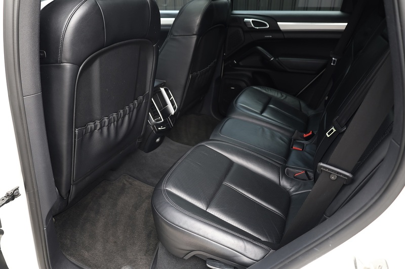 Porsche Cayenne D 2 Former Keepers + Full Porsche Main Dealer + £15k Cost Options Image 14