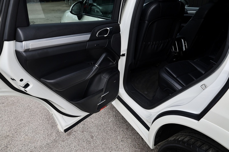 Porsche Cayenne D 2 Former Keepers + Full Porsche Main Dealer + £15k Cost Options Image 27
