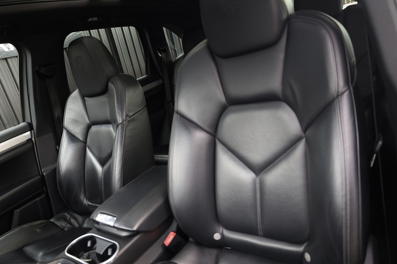 Porsche Cayenne D 2 Former Keepers + Full Porsche Main Dealer + £15k Cost Options Image 28