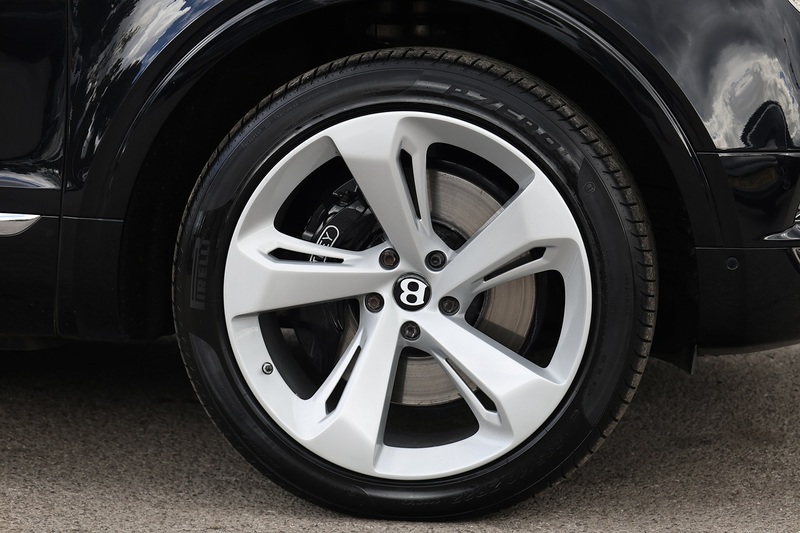 Bentley Bentayga W12 Full Bentley Main Dealer + All Terrain / Touring Spec + Rear Screens Image 19