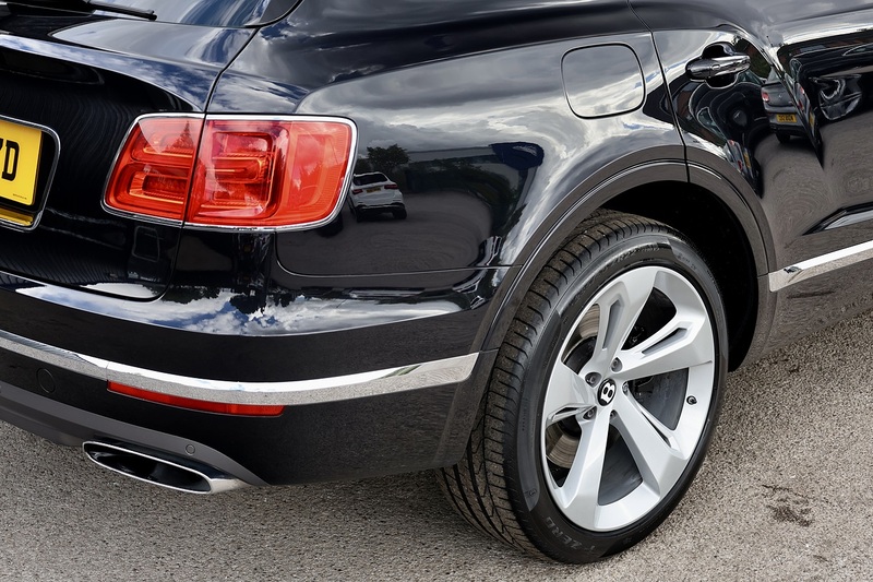 Bentley Bentayga W12 Full Bentley Main Dealer + All Terrain / Touring Spec + Rear Screens Image 15