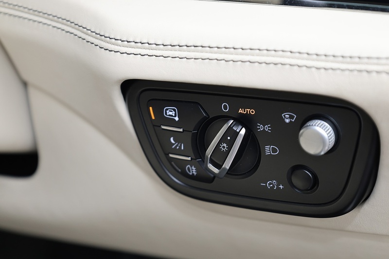 Bentley Bentayga W12 Full Bentley Main Dealer + All Terrain / Touring Spec + Rear Screens Image 34