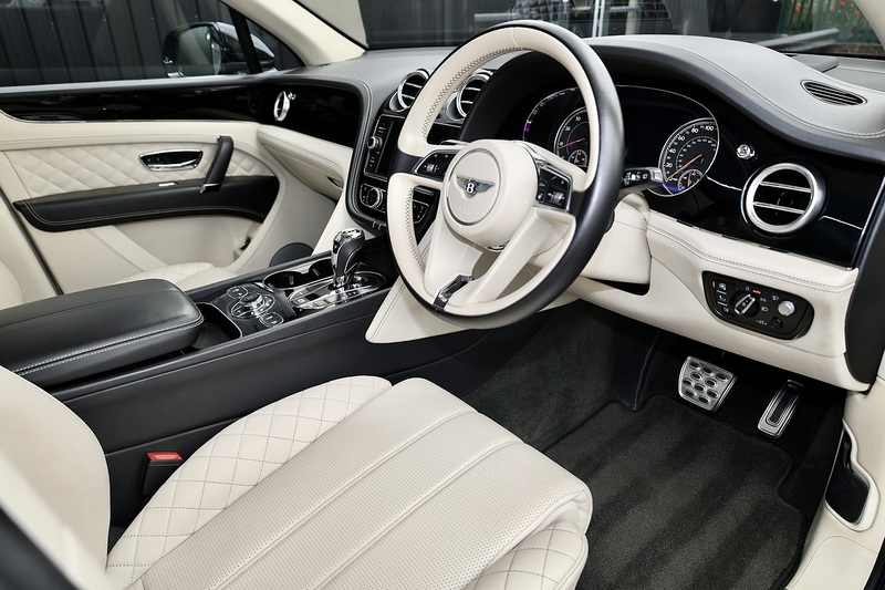 Bentley Bentayga W12 Full Bentley Main Dealer + All Terrain / Touring Spec + Rear Screens Image 7