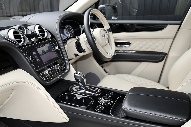 Bentley Bentayga W12 Full Bentley Main Dealer + All Terrain / Touring Spec + Rear Screens Image 11