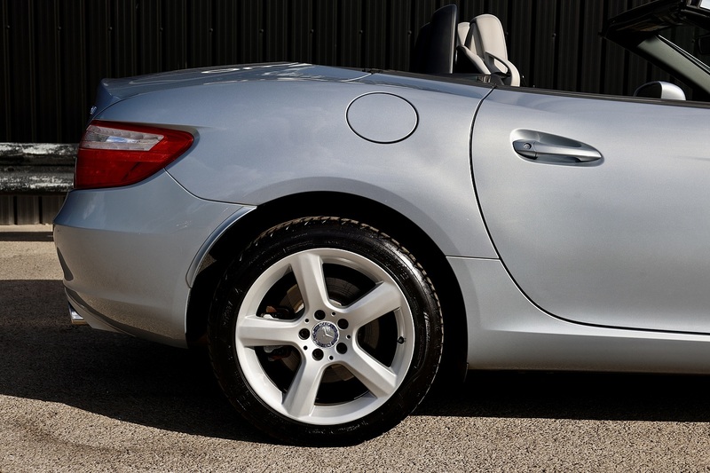 Mercedes-Benz SLK 250 CDI Pano Roof + AirScarf + Heated Seats + Just Serviced by MB Image 20