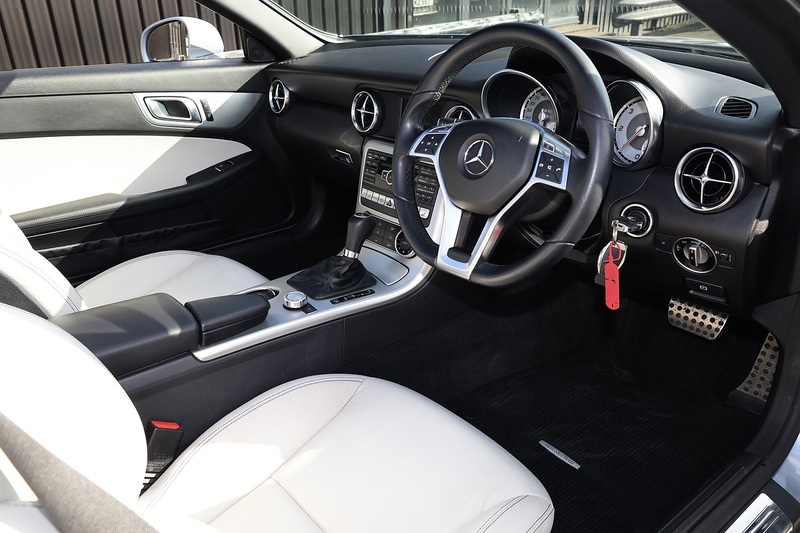 Mercedes-Benz SLK 250 CDI Pano Roof + AirScarf + Heated Seats + Just Serviced by MB Image 9