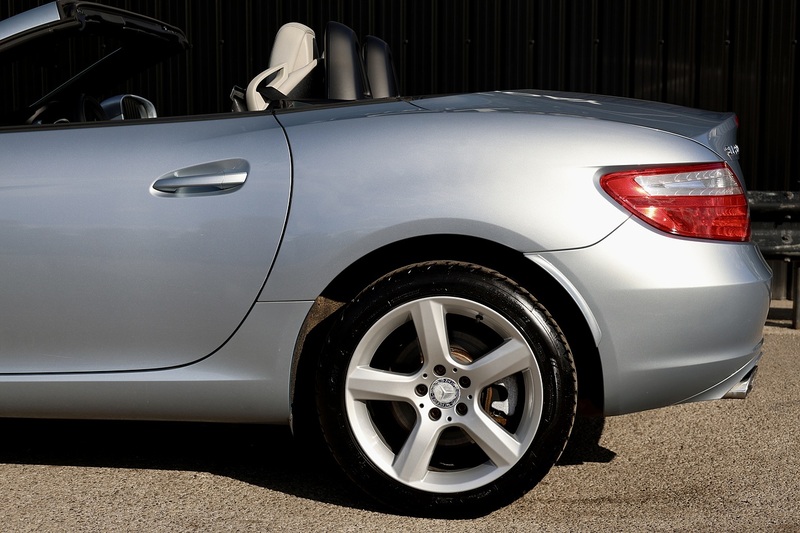 Mercedes-Benz SLK 250 CDI Pano Roof + AirScarf + Heated Seats + Just Serviced by MB Image 26
