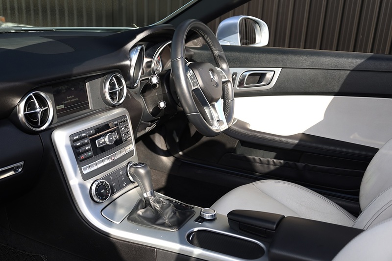 Mercedes-Benz SLK 250 CDI Pano Roof + AirScarf + Heated Seats + Just Serviced by MB Image 8