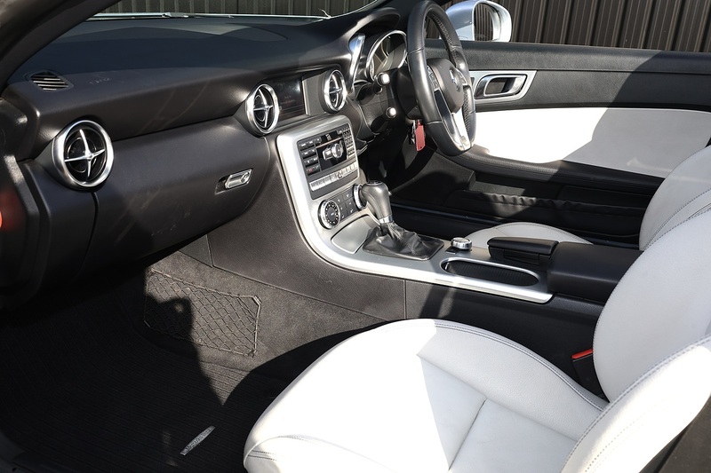 Mercedes-Benz SLK 250 CDI Pano Roof + AirScarf + Heated Seats + Just Serviced by MB Image 2