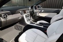 Mercedes-Benz SLK 200 AMG Sport 2 Former Keepers + 12 Services + AirScarf + Sat Nav - Thumb 2