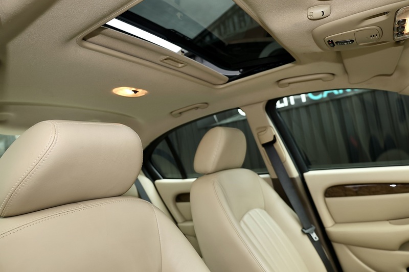 Jaguar X-Type 2.5 V6 AWD X -Type 2.5 V6 AWD 2.5 4dr Saloon Automatic Petrol Image 8