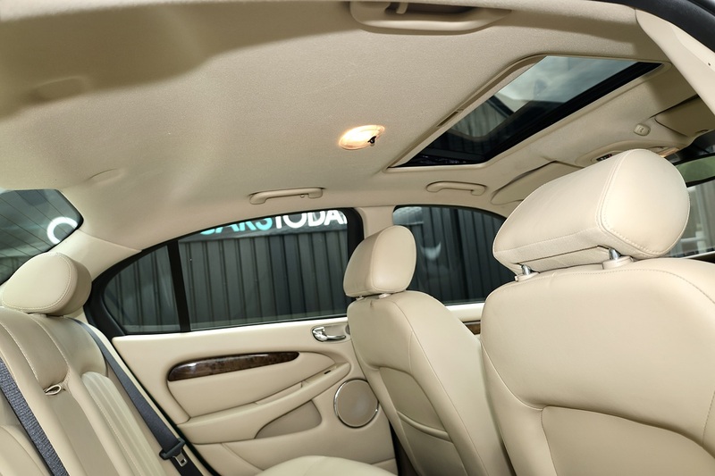 Jaguar X-Type 2.5 V6 AWD X -Type 2.5 V6 AWD 2.5 4dr Saloon Automatic Petrol Image 17