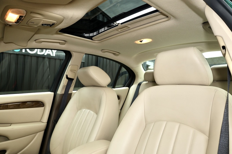 Jaguar X-Type 2.5 V6 AWD X -Type 2.5 V6 AWD 2.5 4dr Saloon Automatic Petrol Image 20