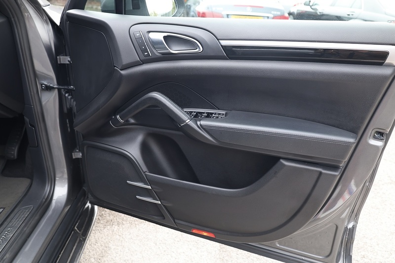 Porsche Cayenne D 2 Former Keepers + 9 Services + £9k Cost Options Image 19
