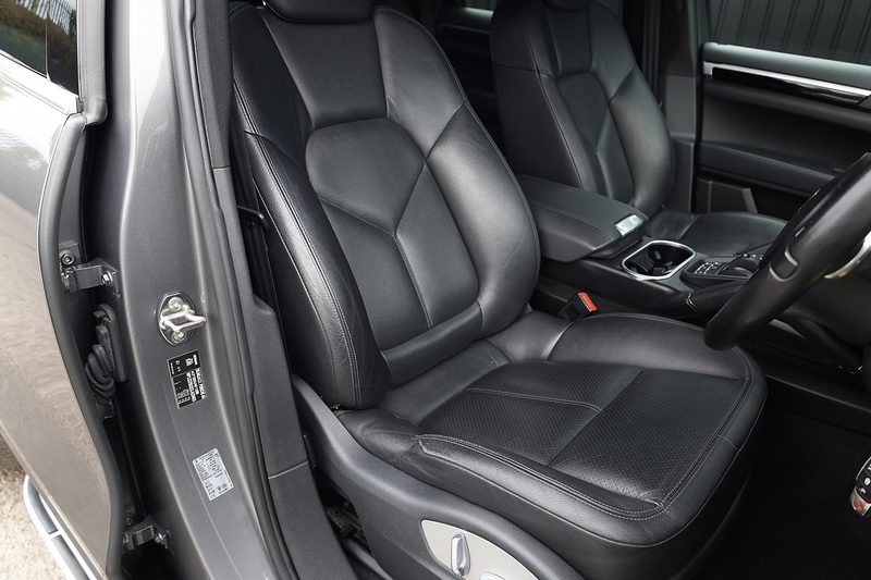Porsche Cayenne D 2 Former Keepers + 9 Services + £9k Cost Options Image 10