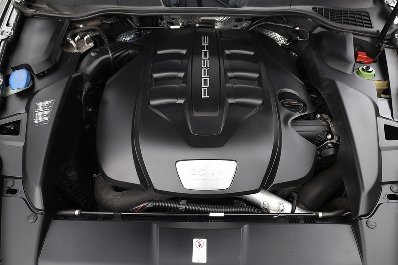 Porsche Cayenne D 2 Former Keepers + 9 Services + £9k Cost Options Image 20