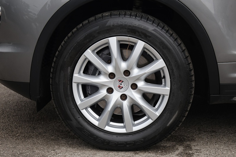 Porsche Cayenne D 2 Former Keepers + 9 Services + £9k Cost Options Image 33
