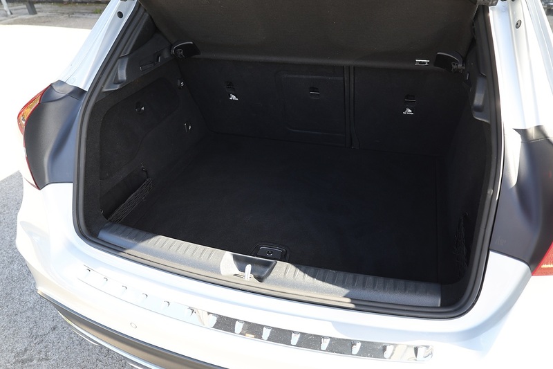 Mercedes-Benz GLA 220d AMG Line Prem+ 2 Former Keepers + Mercedes Main Dealer History + Pano Roof Image 35