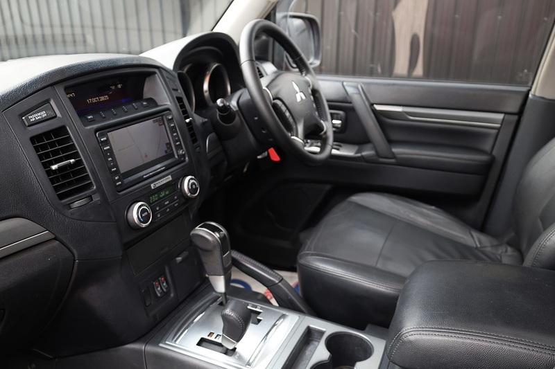Mitsubishi Shogun LWB Diamond 3.2 DI-D Automatic + 7 Seats + Sunroof + Navigation + R.Camera Image 6