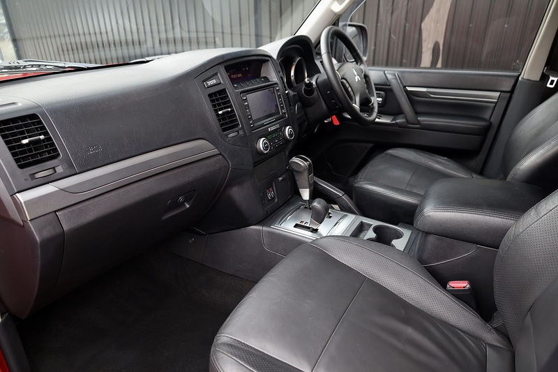 Mitsubishi Shogun LWB Diamond 3.2 DI-D Automatic + 7 Seats + Sunroof + Navigation + R.Camera Image 2