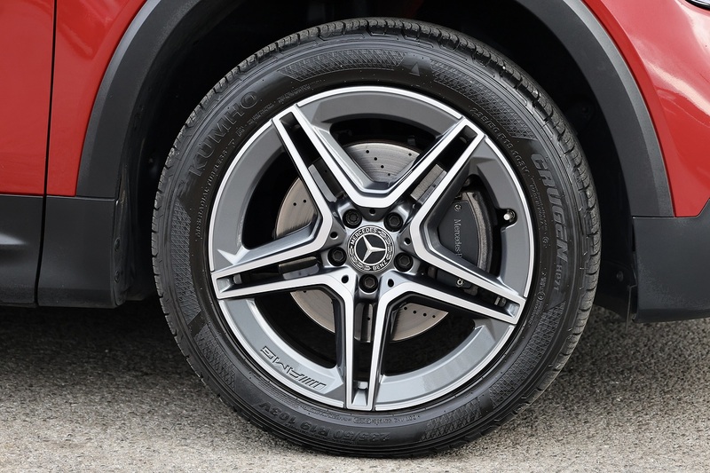 Mercedes-Benz GLB 200 AMG Line Full Service History + MANUFAKTUR Paint + VAT Qualifying Image 39
