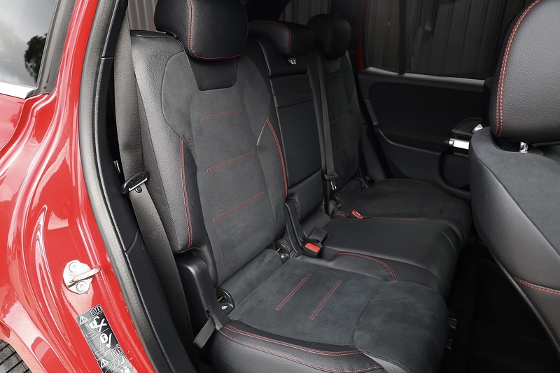 Mercedes-Benz GLB 200 AMG Line Full Service History + MANUFAKTUR Paint + VAT Qualifying Image 19