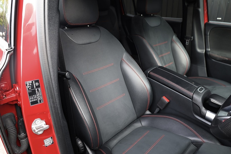 Mercedes-Benz GLB 200 AMG Line Full Service History + MANUFAKTUR Paint + VAT Qualifying Image 12
