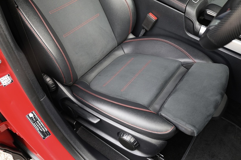 Mercedes-Benz GLB 200 AMG Line Full Service History + MANUFAKTUR Paint + VAT Qualifying Image 17
