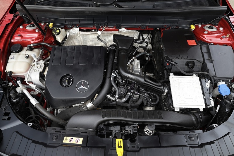 Mercedes-Benz GLB 200 AMG Line Full Service History + MANUFAKTUR Paint + VAT Qualifying Image 32