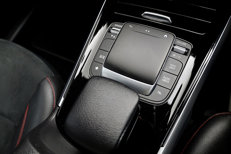 Mercedes-Benz GLB 200 AMG Line Full Service History + MANUFAKTUR Paint + VAT Qualifying Image 33