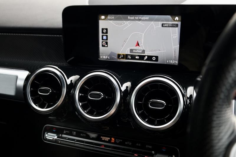 Mercedes-Benz GLB 200 AMG Line Full Service History + MANUFAKTUR Paint + VAT Qualifying Image 24