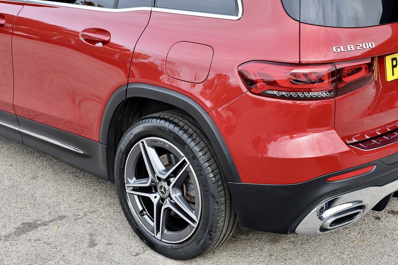 Mercedes-Benz GLB 200 AMG Line Full Service History + MANUFAKTUR Paint + VAT Qualifying Image 37