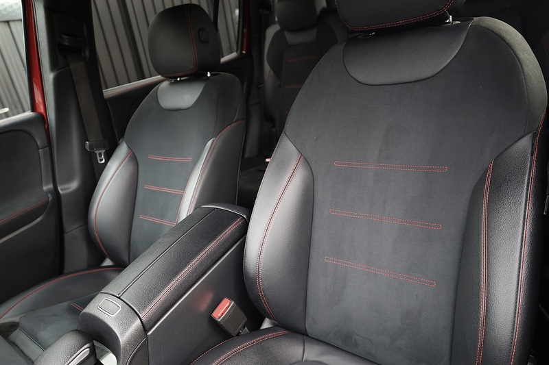 Mercedes-Benz GLB 200 AMG Line Full Service History + MANUFAKTUR Paint + VAT Qualifying Image 11