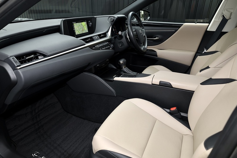 Lexus ES 300h 1 Owner + Full Lexus Main Dealer + VAT Qualifying + Sunroof Image 2