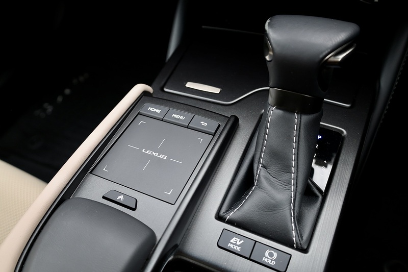 Lexus ES 300h 1 Owner + Full Lexus Main Dealer + VAT Qualifying + Sunroof Image 15