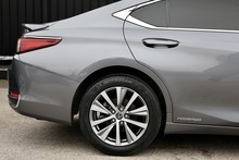 Lexus ES 300h 1 Owner + Full Lexus Main Dealer + VAT Qualifying + Sunroof - Thumb 25