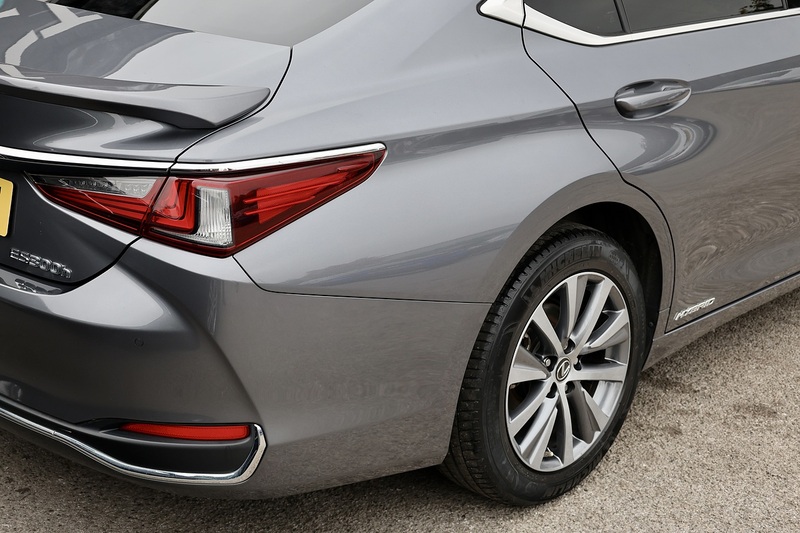 Lexus ES 300h 1 Owner + Full Lexus Main Dealer + VAT Qualifying + Sunroof Image 24