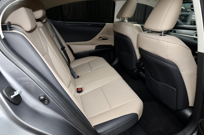 Lexus ES 300h 1 Owner + Full Lexus Main Dealer + VAT Qualifying + Sunroof Image 10