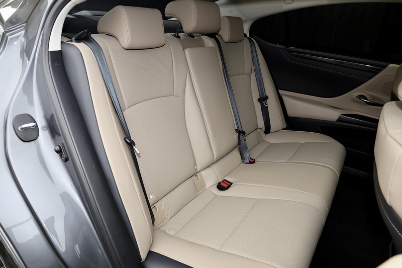 Lexus ES 300h 1 Owner + Full Lexus Main Dealer + VAT Qualifying + Sunroof Image 30