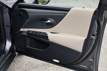 Lexus ES 300h 1 Owner + Full Lexus Main Dealer + VAT Qualifying + Sunroof - Thumb 31