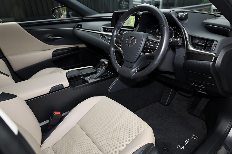 Lexus ES 300h 1 Owner + Full Lexus Main Dealer + VAT Qualifying + Sunroof Image 9