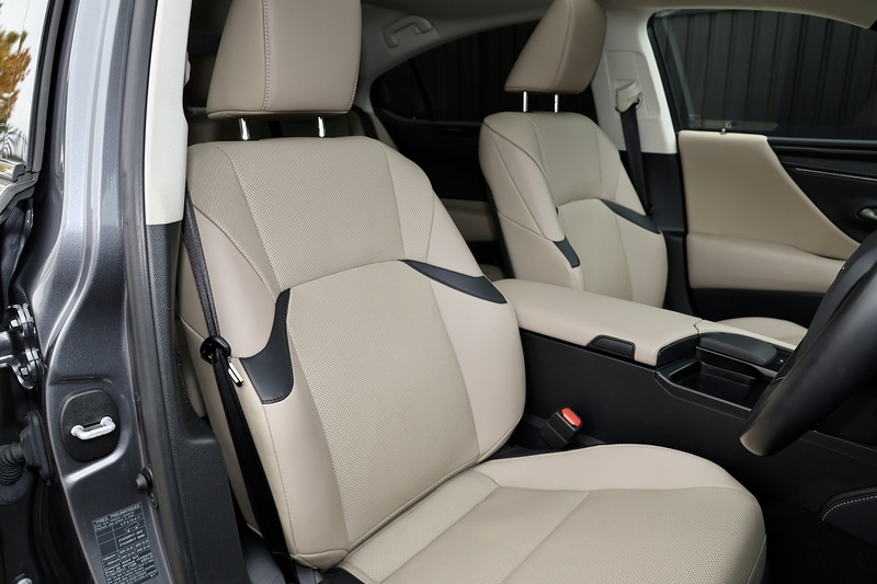 Lexus ES 300h 1 Owner + Full Lexus Main Dealer + VAT Qualifying + Sunroof Image 32