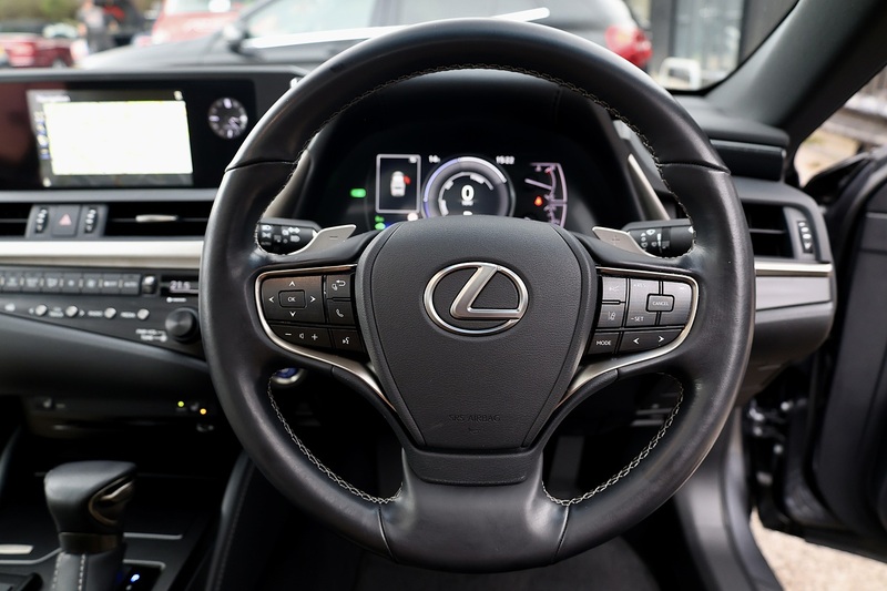 Lexus ES 300h 1 Owner + Full Lexus Main Dealer + VAT Qualifying + Sunroof Image 34