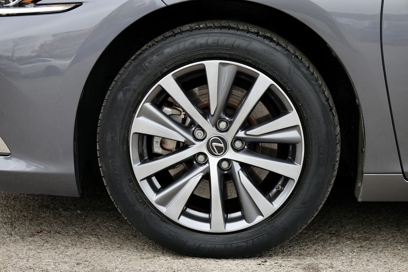 Lexus ES 300h 1 Owner + Full Lexus Main Dealer + VAT Qualifying + Sunroof Image 41