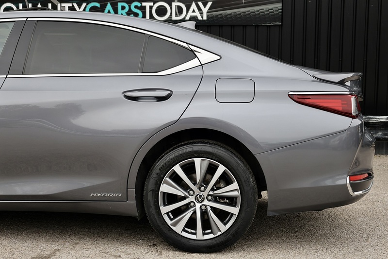 Lexus ES 300h 1 Owner + Full Lexus Main Dealer + VAT Qualifying + Sunroof Image 37