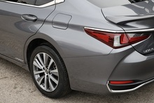 Lexus ES 300h 1 Owner + Full Lexus Main Dealer + VAT Qualifying + Sunroof - Thumb 38