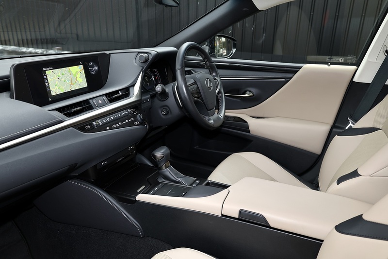 Lexus ES 300h 1 Owner + Full Lexus Main Dealer + VAT Qualifying + Sunroof Image 7