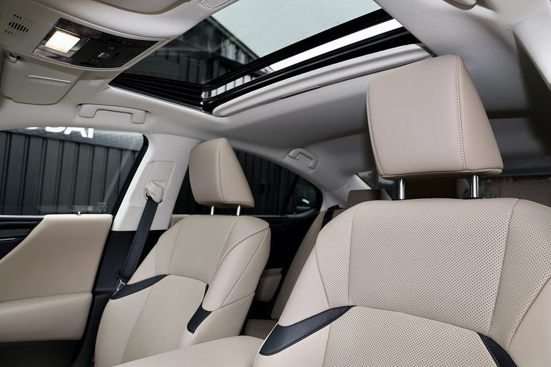 Lexus ES 300h 1 Owner + Full Lexus Main Dealer + VAT Qualifying + Sunroof Image 44