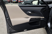 Lexus ES 300h 1 Owner + Full Lexus Main Dealer + VAT Qualifying + Sunroof - Thumb 45