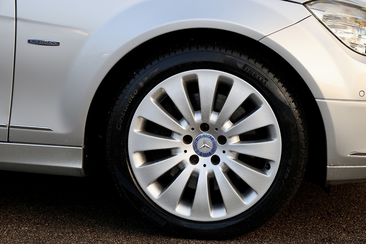 Mercedes-Benz C350 CDI Elegance 2 Former Keepers + Just Serviced by MB + New Sub-Frame by Mercedes - Large 25